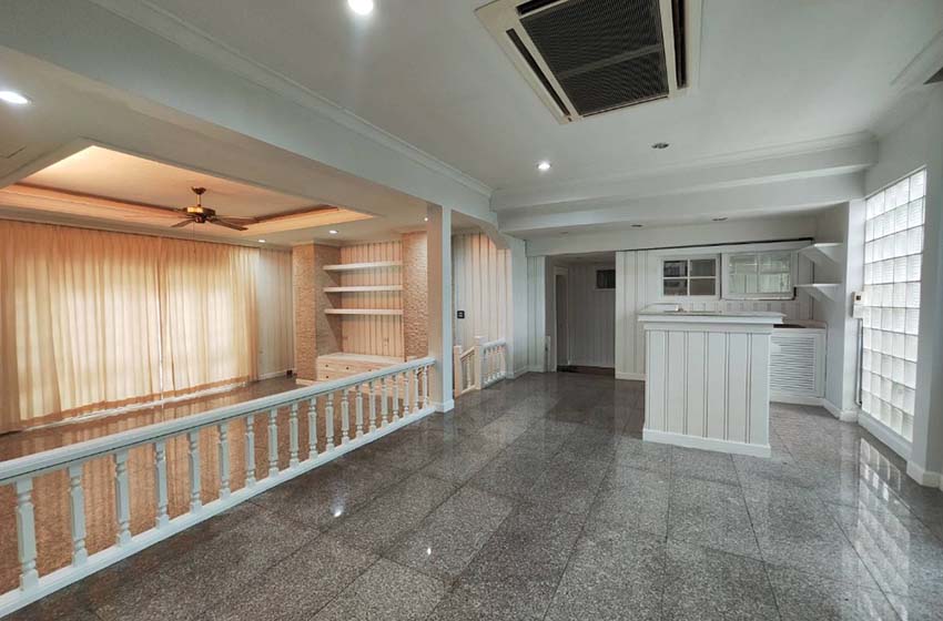 House with Shared Pool in Srinakarin 